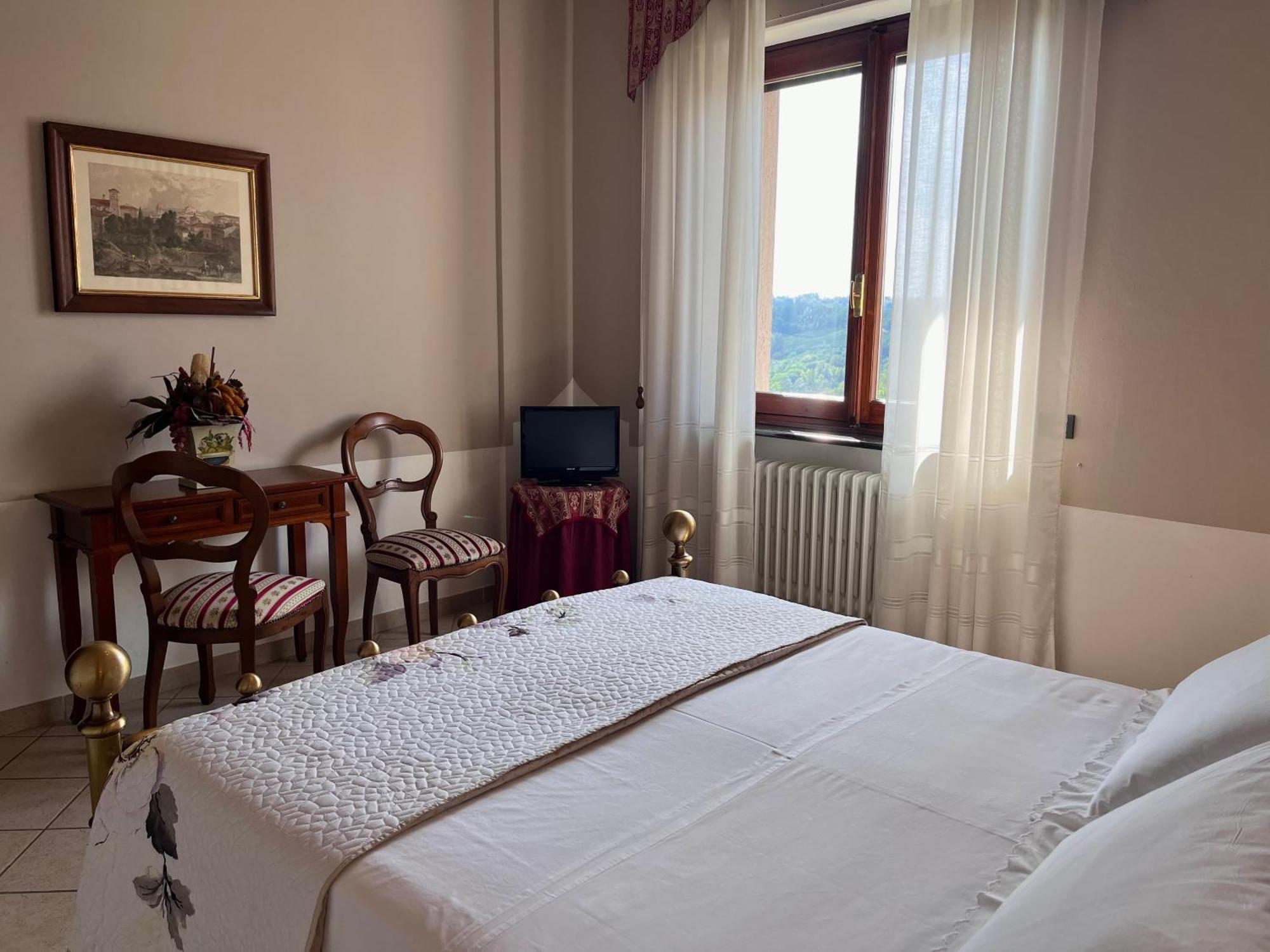 Belvedere Bike Hotel Montà Szoba fotó